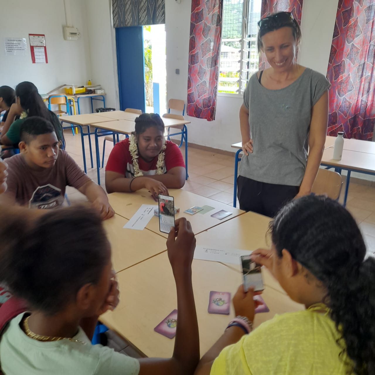 Atelier utilisant la mallette pédagogique "Eau" par le Service territorial de l'environnement de Wallis et Futuna