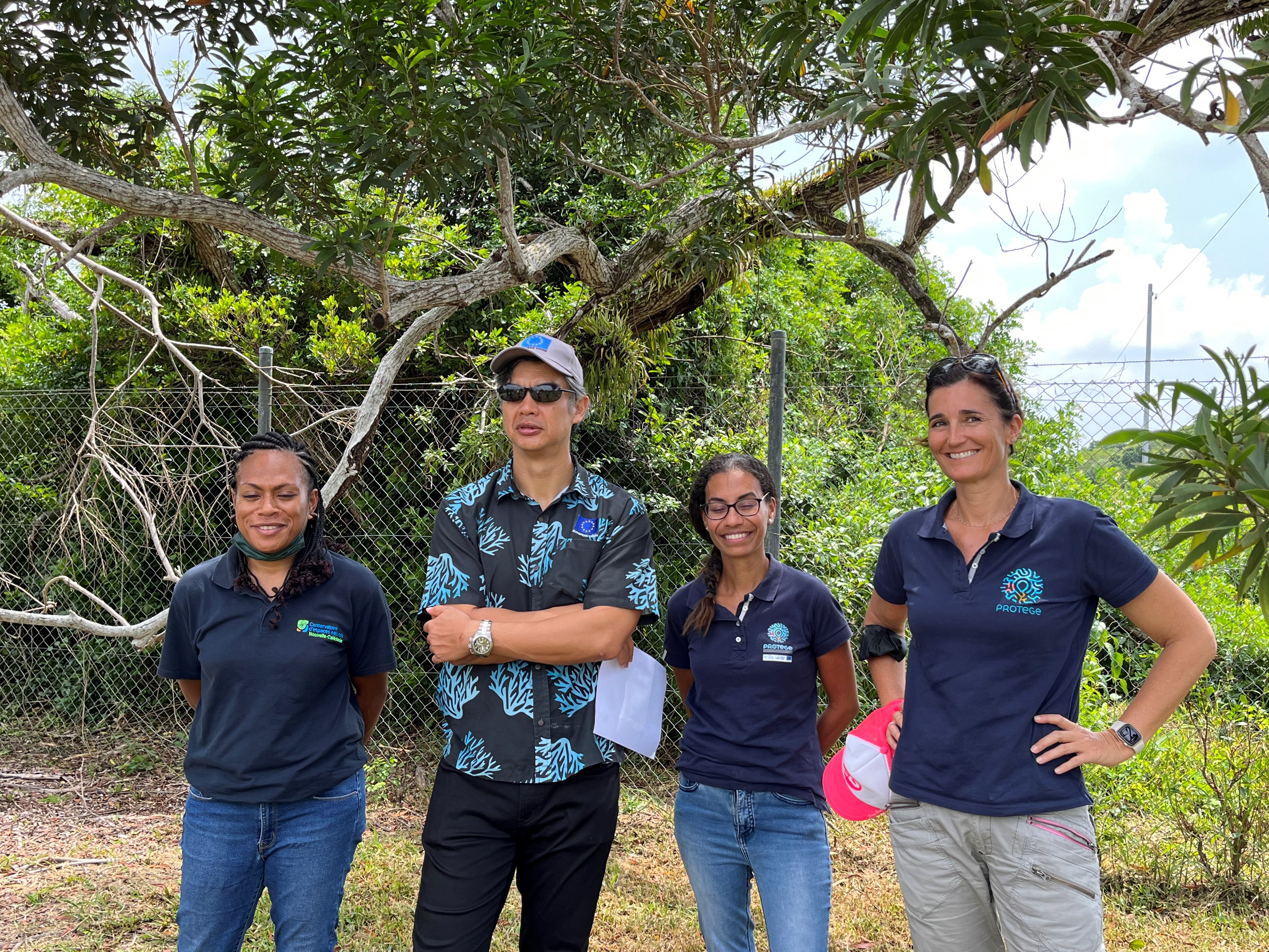 Monsieur Sujiro Seam avec l'équipe PROTEGE du Conservatoire d'espaces Naturels et de la Communauté du Pacifique.